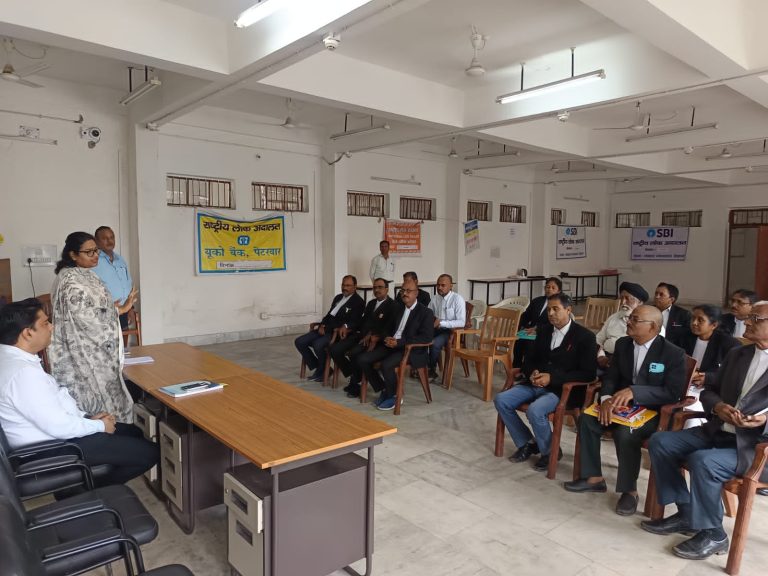तेनुघाट व्यवहार न्यायालय परिसर में जिला जज प्रथम फहीम किरमानी की अगुवाई में मध्यस्थ अधिवक्ता और पैनल अधिवक्ता के साथ बैठक हुई।