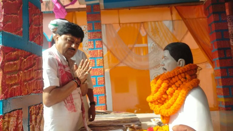 टेकलाल साव के द्वितीय पुण्य तिथि पर बाँटी गई साड़िया।