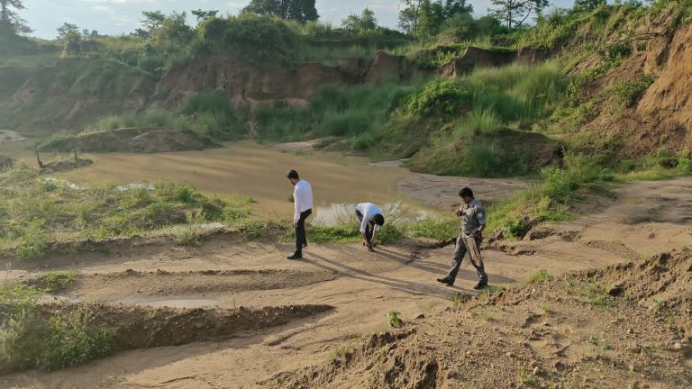 डीएमओ ने टीम के साथ अवैध उत्खनन स्थल का किया निरीक्षण।