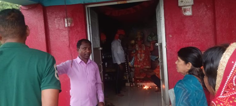 पहाड़ी शिव मंदिर में चोरों ने मंदिर में लगा बाजा, बैटरी, इनवर्टर चोरी।