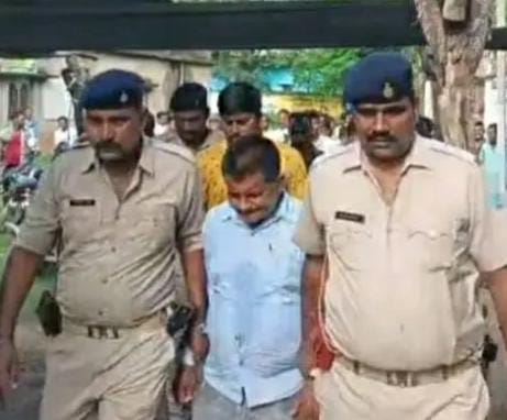 गिरिडीह जिले के गांवा प्रखंड के अंचल के राजस्व कर्मी को एसीबी टीम ने रंगे हाथों घूस लेते पकड़ा।