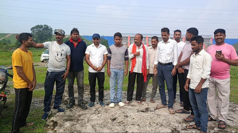 डुमरी विधायक टाइगर जयराम महतो का कार्यक्रम को लेकर कार्यकर्ताओं ने स्थल निरीक्षण किया।