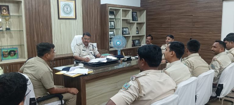 बेरमो अनुमंडल पुलिस पदाधिकारी ने अपने कार्यालय कक्ष में अपराध गोष्ठी की ।