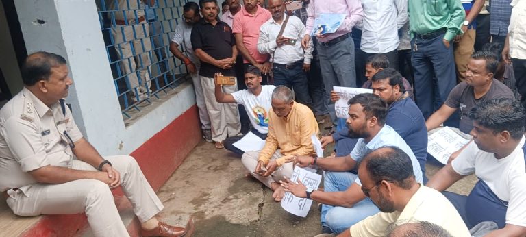 छात्रा आरोही रानी के आरोपियों की गिरफ्तारी को लेकर निकला आक्रोश रैली।