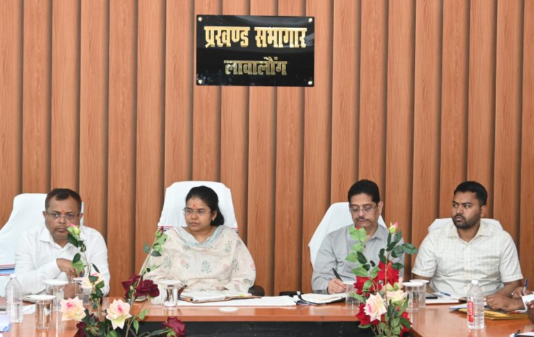 उपायुक्त कीर्तिश्री जी ने लावालौंग प्रखंड का दौरा कर योजनाओं की प्रगति जांची, जनप्रतिनिधियों संग समस्याओं पर मंथन।