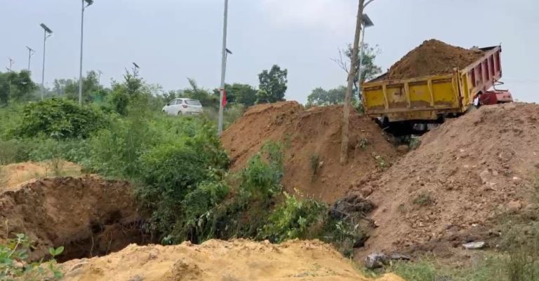 गिरिडीह से डूंमरी मुख्य मार्ग पर गिरिडीह स्टेडियम के समीप सड़क किनारे बना विशाल गोफ,