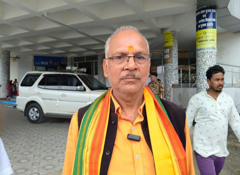 जमुआ में अनियमितता और भ्रष्टाचार को लेकर भाजपा नेता परमेश्वर यादव ने उपायुक्त से मिलकर दिया आवेदन।