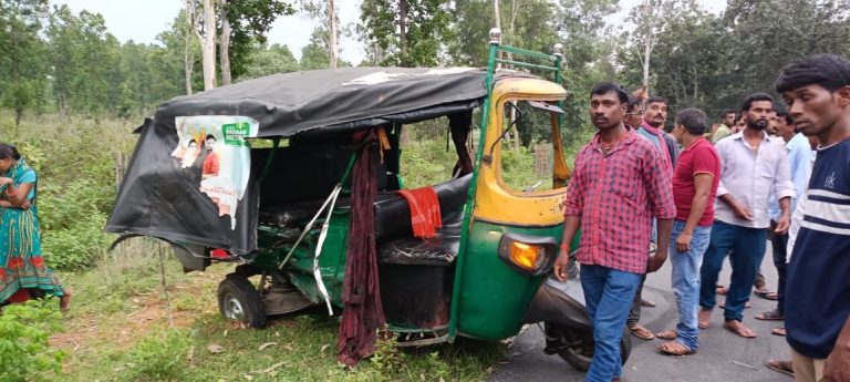 बेलेनो कार ने मारी ऑटो को टक्कर आधा दर्जन से अधिक यात्री घायल।