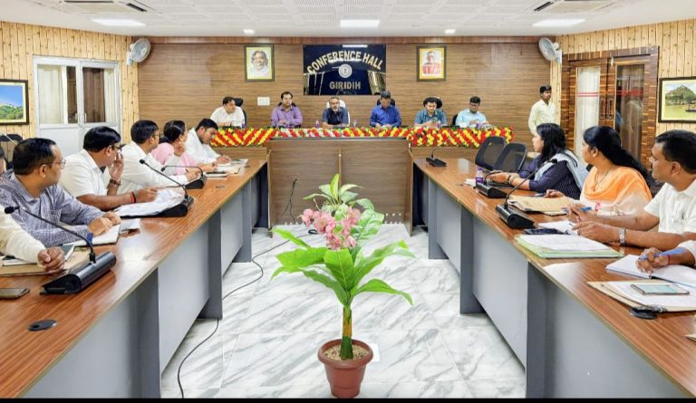 जिला उपायुक्त, रामनिवास यादव ने राजस्व, निबंधन एवं भूमि सुधार से जुड़ी बैठक की, दिए जरूरी दिशा-निर्देश।