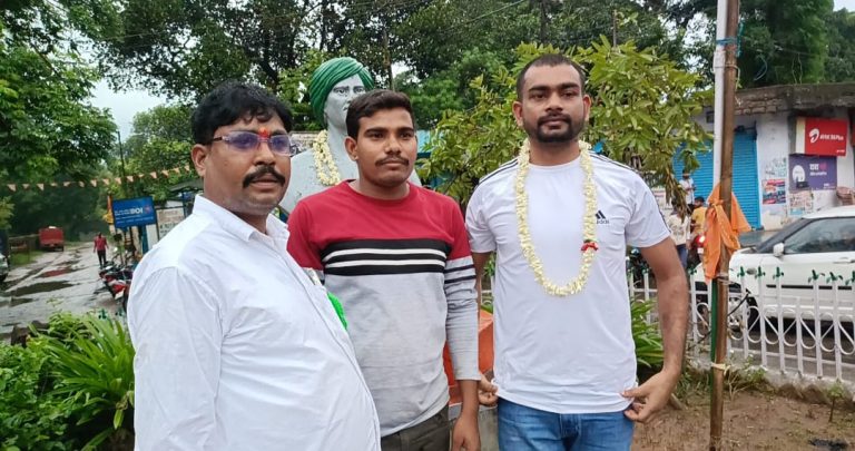 नव युवक खतियान धारी बांध प्रमंडल तेनुघाट विस्थापित की सभा।