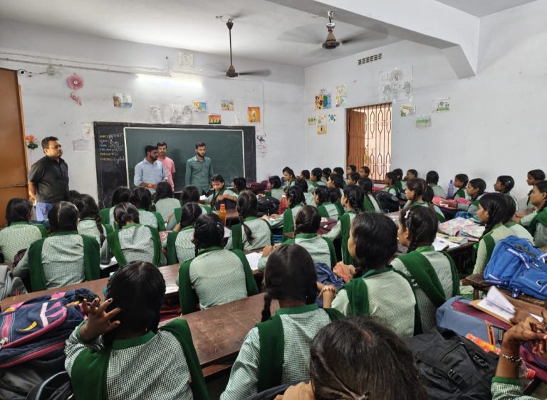 मकतपुर हाईस्कूल में प्राचार्य चंदन सिंह के उपस्थिति में वृक्षारोपण किया गया।