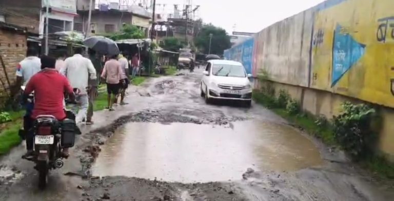 न्यू गिरिडीह रेलवे स्टेशन रोड की हालत बिल्कुल जर्जर, कभी भी घट सकती बड़ी दुर्घटना – राजेश सिन्हा, माले नेता