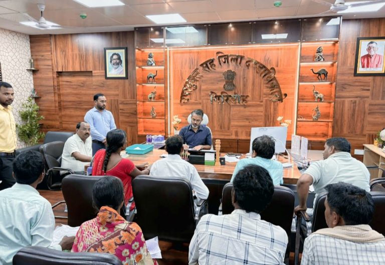 उपायुक्त अपने कार्यालय प्रकोष्ठ में जनता दरबार का आयोजन किया।