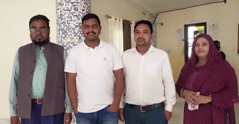 गिरिडीह प्रखंड कार्यालय प्रांगण में निर्मित कियोस्क का वितरण उपायुक्त के समक्ष लॉटरी के माध्यम से किया गया।