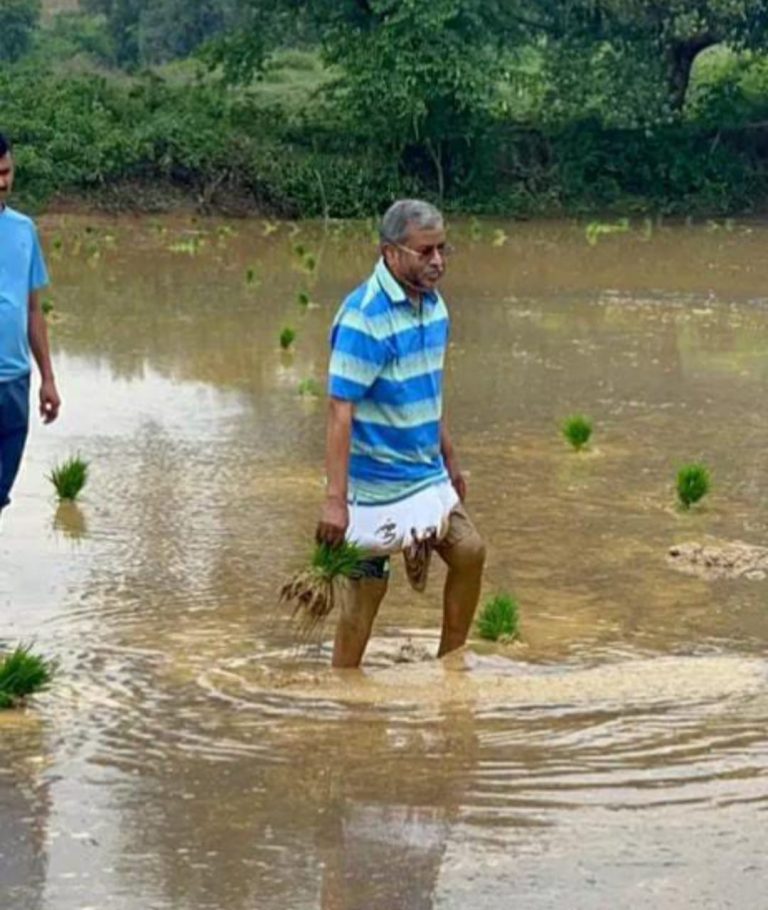 पूर्व मुख्यमंत्री व भाजपा प्रदेश अध्यक्ष बाबूलाल मरांडी अपने पैतृक गांव कोदाईबांक में आम किसान की तरह खेती करते दिखे।