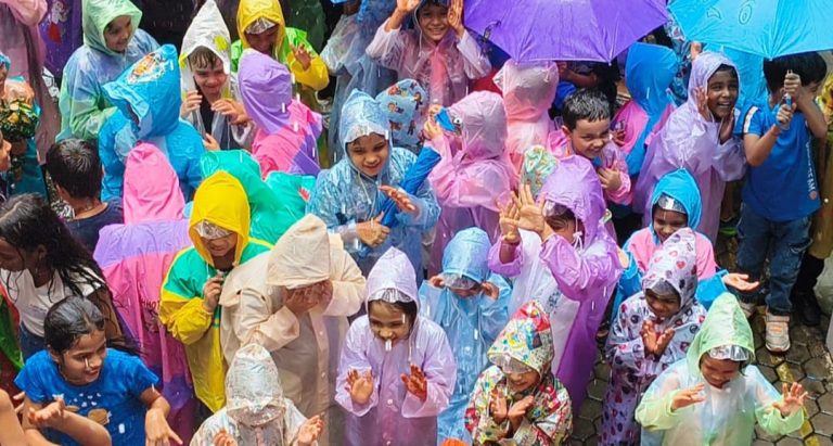 गिरिडीह स्थित BNS DAV, पब्लिक स्कूल बुलाकी रोड में Blue Day और Rainy Day का हुआ Celebration