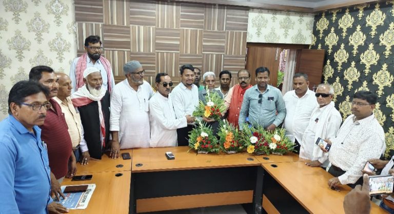 राष्ट्रीय जनता दल की बैठक में नव निर्वाचित जिला अध्यक्ष इरफान आलम को राजद के पदाधिकारी और कार्यकर्ताओं ने स्वागत समारोह का आयोजन किया।