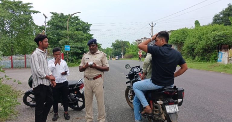 तेनुघाट थाना के पास वाहन जाँच अभियान बोकारो ट्रेफिक पुलिस के द्वारा चलाया गया।