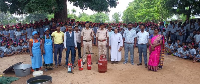 अग्नि संबंधित दुर्घटना या एल पी जी गैस विस्फोट होने पर कैसे  बचाव हो ग्रामीणों को किया जागरूक।