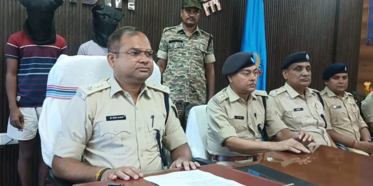 पुलिस ने साइबर ठगी करते हुए दो अपराधियों को धर दबोचा, मौके से 8 मोबाइल और 9 सिम कार्ड भी बरामद।