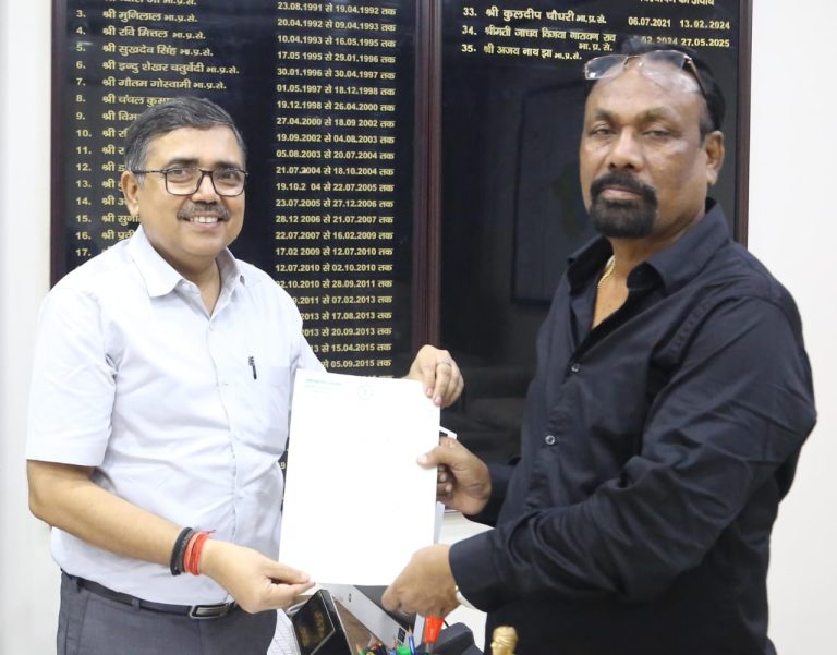 विधायक चंदनकियारी ने धारा-87 के लंबित मामलों को लेकर डीसी को सौंपा ज्ञापन।