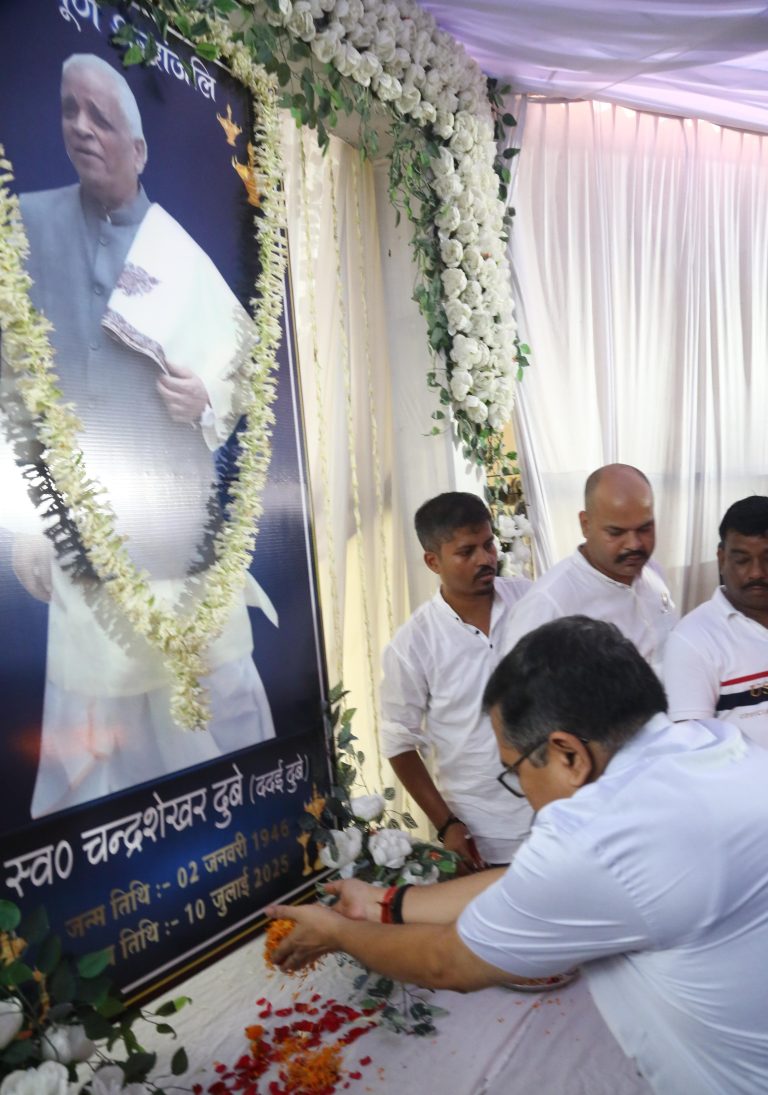 उपायुक्त ने दिवंगत नेता चंद्रशेखर दुबे की दी श्रद्धांजलि।