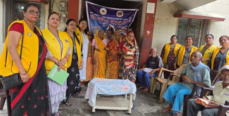 लायंस जागृति क्लब ने “वन डिस्ट्रिक्ट वन एक्टिविटी” के तहत बुजुर्गों को भोजन कराकर दिया मानवता का संदेश