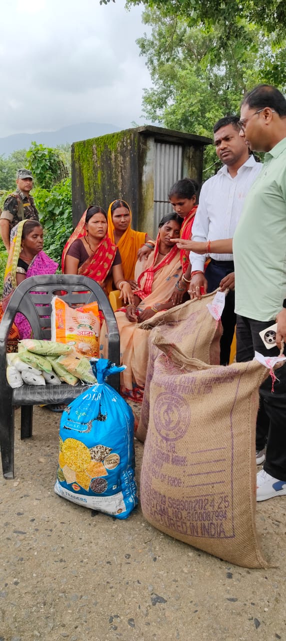 नाइजर आतंकी हमले में मृतक गणेश करमाली के परिजनों से एसडीएम ने की मुलाकात, दी सांत्वना एवं राहत सामग्री।