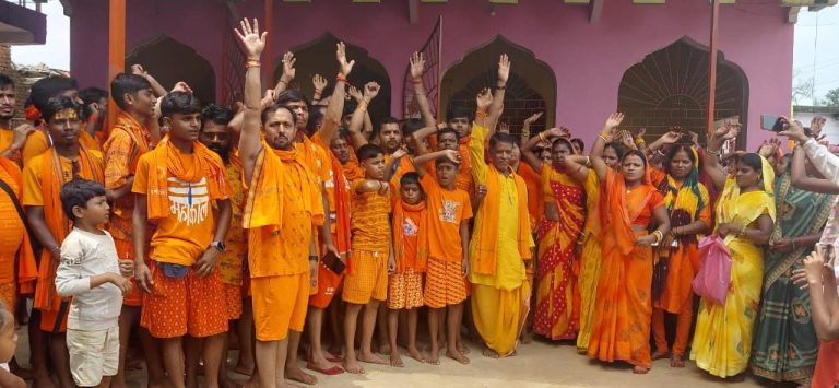 बोल-बम के नारे के साथ बाबा धाम रवाना हुए कांवरिये। 