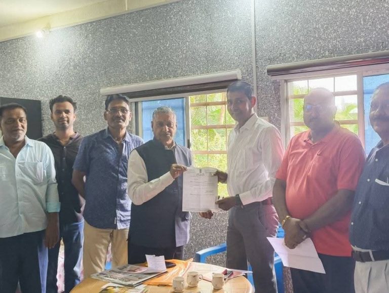 चतरा सांसद कालीचरण सिंह ने देवरिया के पूर्व मुखिया विवेक कुमार को सौंपा भू-राजस्व विभाग का प्रतिनिधि का दायित्व।