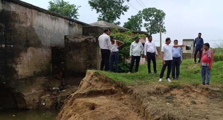 विद्यालय भवन क्षतिग्रस्त मामले में बेरमो एसडीओ ने किया निरीक्षण।
