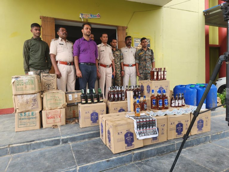 चतरा में अवैध शराब फैक्ट्री का भंडाफोड़, 598 बोतलें जब्त, आरोपी फरार।