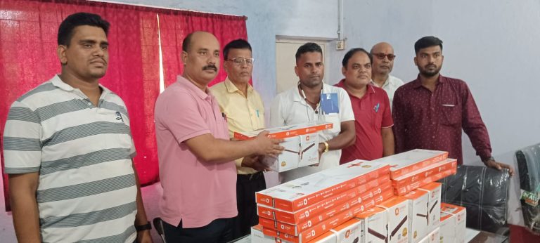 इंटर महाविद्यालय तेनुघाट में घरवाटांड निवासी के द्वारा आठ पंखे दिया गया।