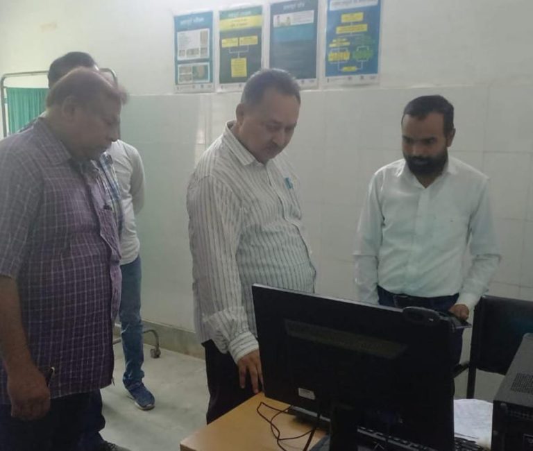 गिरिडीह सिविल सर्जन ने जिले के बिरनी स्थित सामुदायिक स्वास्थ्य केंद्र का निरीक्षण किया।