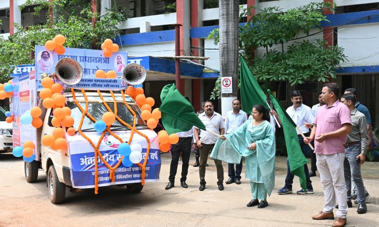 खरीफ 2025 के लिए बिरसा प्रधानमंत्री फसल बीमा योजना के प्रचार रथ को उपायुक्त ने दिखाई हरी झंडी।
