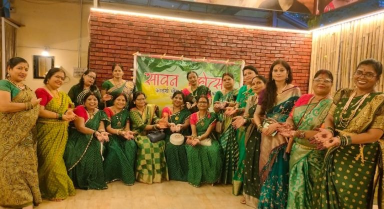 पतंजलि परिवार आदर्श योग कक्षा श्री आरके महिला कॉलेज ग्रुप द्वारा सावन मिलन महोत्सव कार्यक्रम धूमधाम से रजनीकांत दोसा सेंटर में मनाया गया।