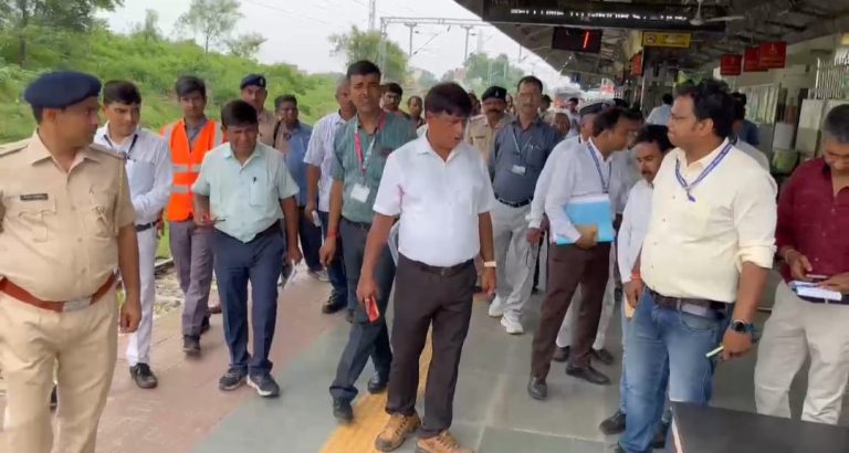 पूर्वी रेलवे के प्रमुख वाणिज्य प्रबंधक (पीसीसीएम) उदय शंकर झा गुरुवार को गिरिडीह रेलवे स्टेशन का निरीक्षण करने पहुंचे।