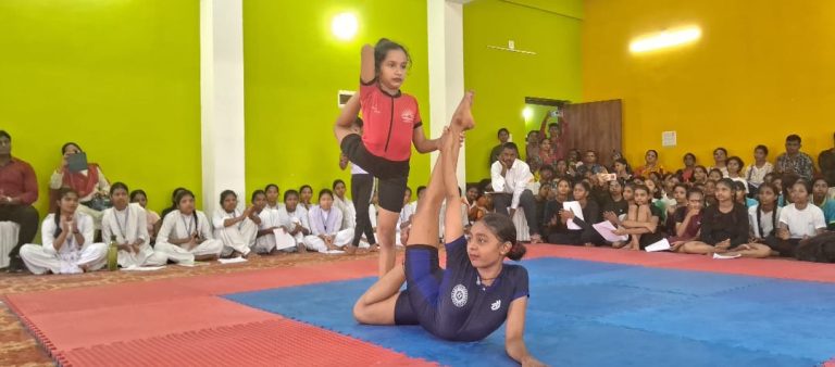 गिरिडीह के इंडोर स्टेडियम मेंअस्मिता खेलो इंडिया योगासन सिटी लिग संपन्न पूरे झारखंड से 200 खिलाड़ियों ने लिया भाग