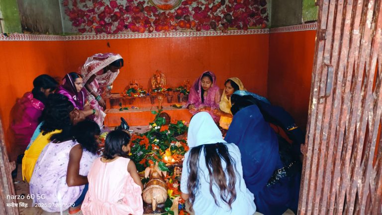 शिव मंदिरों में उमड़ी शिव भक्तों की भीड़, पुजा व जलाभिषेक को लेकर लगी रही लंबी कतार।