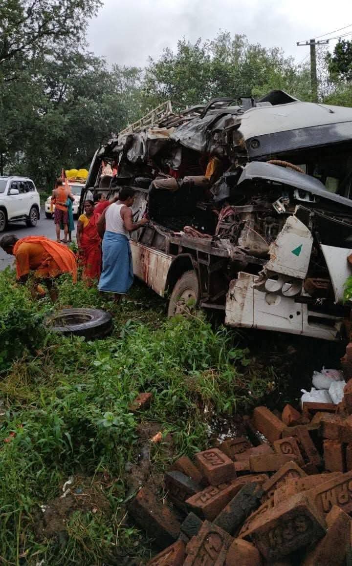 झारखंड के देवघर में कांवड़ियों की बस ट्रक से टकराई, 18 की मौत, जल चढ़ाने आए थे श्रद्धालु। 