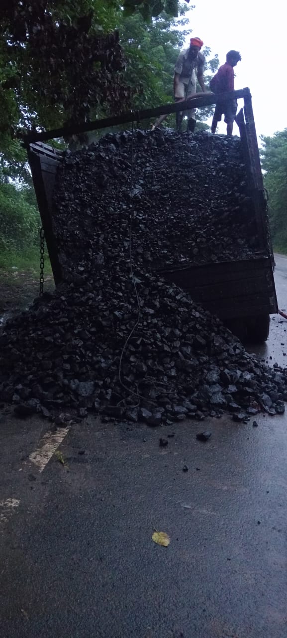 पतरातू डैम के लेक रिसॉर्ट के निकट कोयला लदा ट्रक में लगी आग