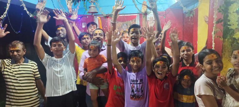 तेनुघाट —- सावन माह की तीसरी सोमवारी के अवसर पर तेनुघाट पहाड़ी शिव मंदिर में पूरे धूम धाम और भक्ति पूर्वक बीते 28 जुलाई की रात्रि श्रृंगार पूजा अर्चना की गई।