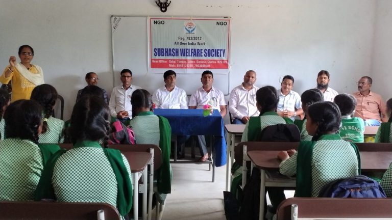 सिमरिया सलगी प्लस टू विद्यालय में छात्राओं को मेडिकल किट वितरण
