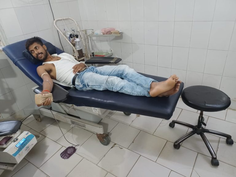 कांग्रेस आशुतोष सिंह के जन्मदिन पर समर्थकों ने रक्तदान कर मनाया सेवा दिवस