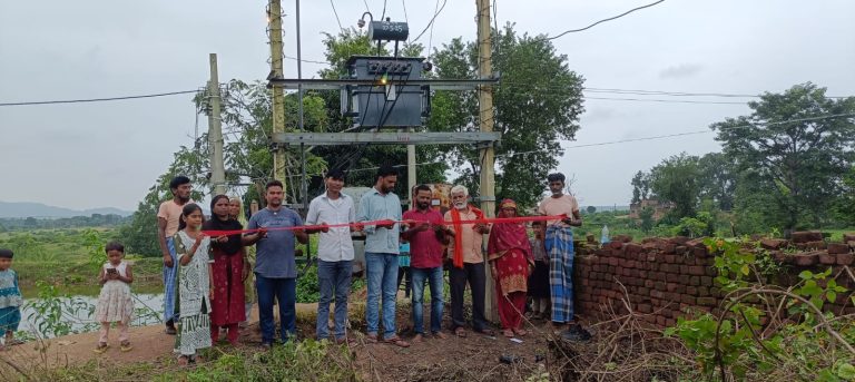 सिमरिया विधायक कुमार उज्जवल के तत्परता का दिखा असर फिर से बिजली से जगमगाया अंधेरा घर।