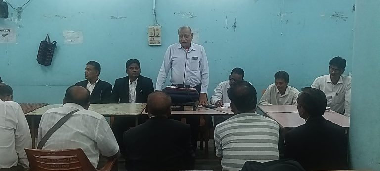 तेनुघाट अधिवक्ता संघ की आकस्मिक आम बैठक अधिवक्ता संघ के की अध्यक्षता में संघ भवन में हुई।