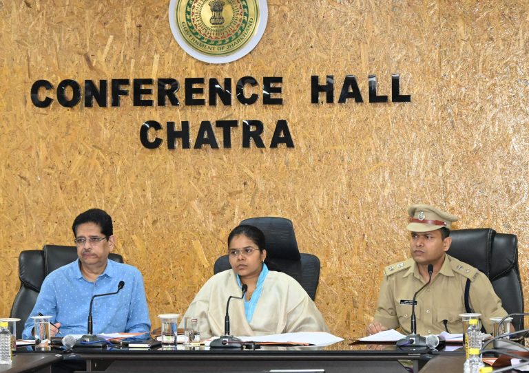 चतरा स्वतंत्रता दिवस की तैयारियों को लेकर उपायुक्त की अध्यक्षता में बैठक।