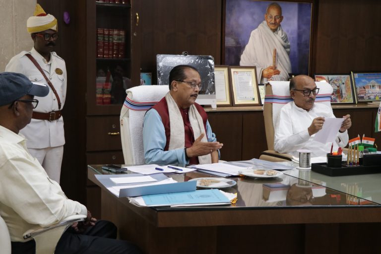 अगामी मानसून सत्र को लेकर माननीय अध्यक्ष, झारखण्ड विधान सभा ने राज्य के वरीय पदाधिकारियों के साथ उच्च स्तरीय बैठक की।