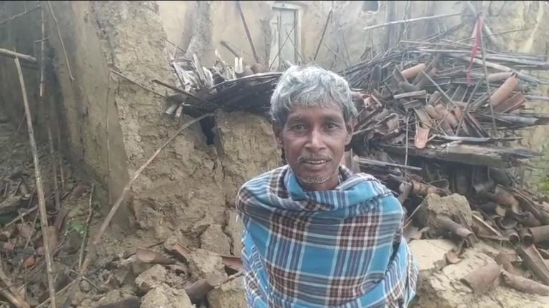बारिश में ध्वस्त हुआ वृद्ध का घर, बाल बाल बचे लोग।