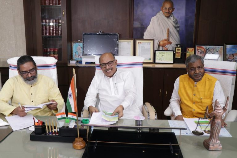 झारखण्ड विधान सभा के विधायक दल के नेताओं/प्रतिनिधियों के साथ माननीय अध्यक्ष, झारखण्ड विधान सभा ने अपने कार्यालय कक्ष में बैठक की।